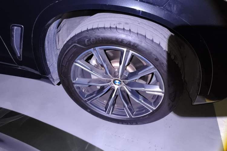 Used BMW X5 2022 xDrive 30Li Luxury M Sport Package Right Front Wheel Hub