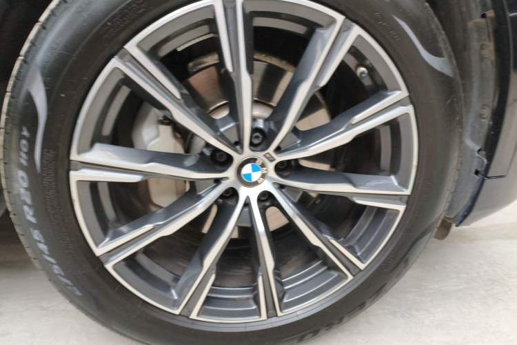 Used BMW X5 2022 Restyled xDrive 30Li Luxury Version M Sport Package Right Front Wheel Hub