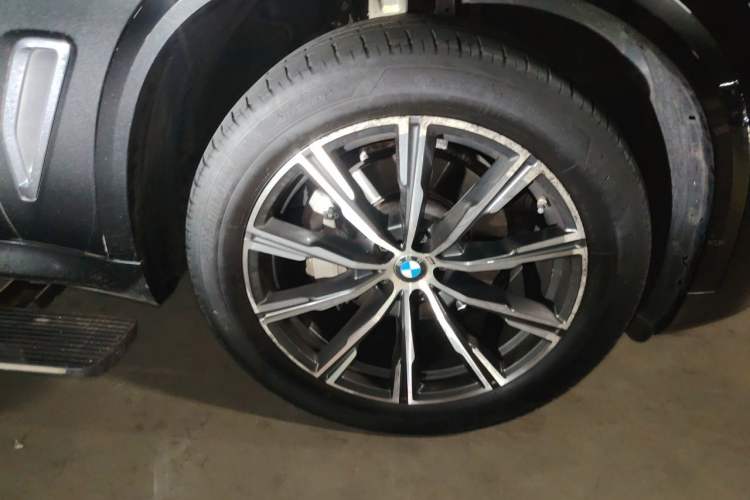 Used BMW X5 2022 xDrive 30Li M Sport Package Right Front Wheel Hub