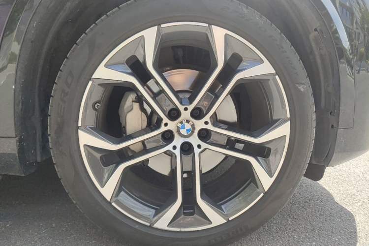Used BMW X5 2022 Restyled xDrive 30Li Luxury Version M Sport Package Right Front Wheel Hub