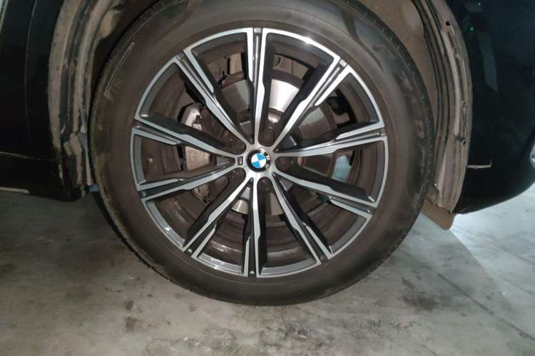 Used BMW X5 2022 Restyled xDrive 30Li Luxury Version M Sport Package Right Front Wheel Hub