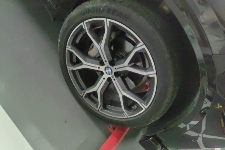 Used BMW X5 2022 Restyled xDrive 40Li M Sport Package Right Front Wheel Hub