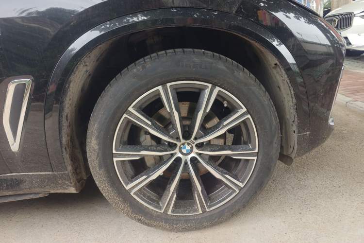 Used BMW X5 2022 Restyled xDrive 30Li Luxury Version M Sport Package Right Front Wheel Hub