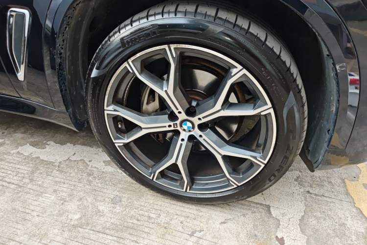 Used BMW X5 2022 xDrive 40Li M Sport Package Right Front Wheel Hub