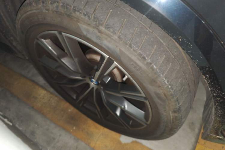 Used BMW X5 2022 Restyled xDrive 30Li Luxury Version M Sport Package Right Front Wheel Hub
