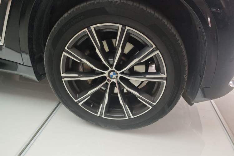 Used BMW X5 2022 xDrive 30Li M Sport Package Right Front Wheel Hub