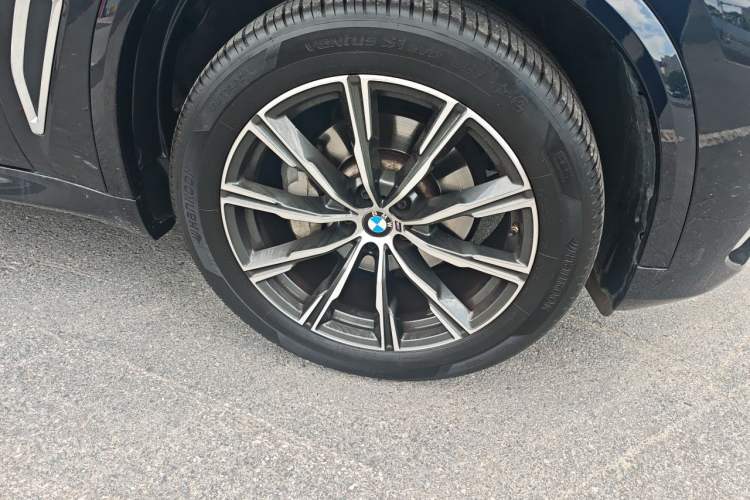 Used BMW X5 2022 Restyled xDrive 30Li Luxury Version M Sport Package Right Front Wheel Hub