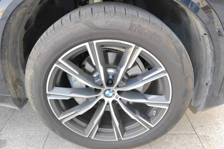 Used BMW X5 2022 Restyled xDrive 30Li Luxury Version M Sport Package Right Front Wheel Hub