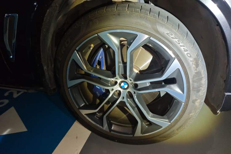 Used BMW X5 2022 xDrive 40Li Luxury Edition M Sport Package Right Front Wheel Hub