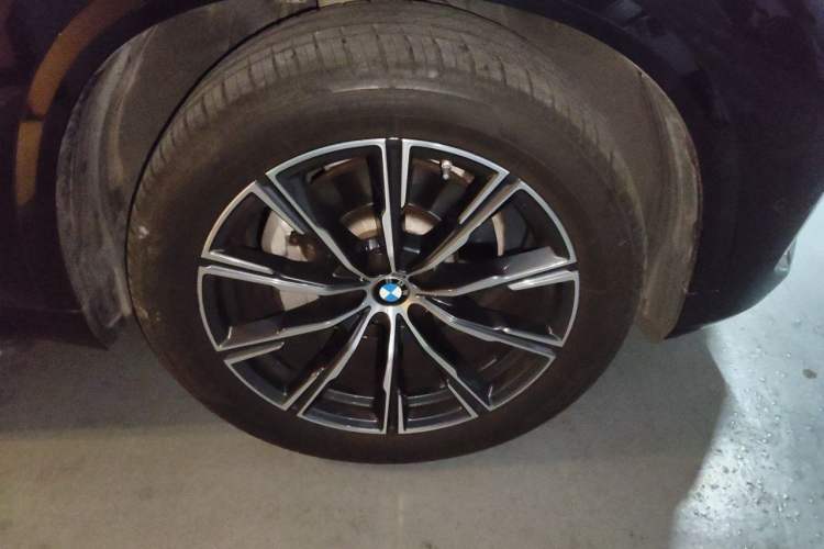 Used BMW X5 2022 Restyled xDrive 30Li Luxury Version M Sport Package Right Front Wheel Hub