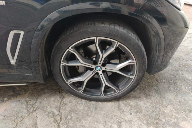 Used BMW X5 2022 xDrive 40Li M Sport Package Right Front Wheel Hub