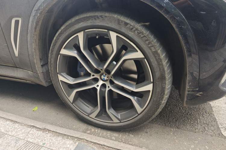 Used BMW X5 2022 Restyled xDrive 40Li Luxury Edition M Sport Package Right Front Wheel Hub