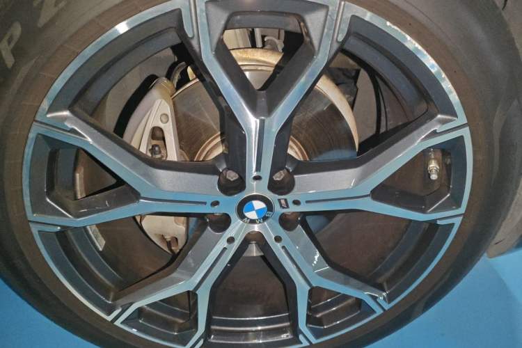 Used BMW X5 2022 xDrive 40Li M Sport Package Right Front Wheel Hub