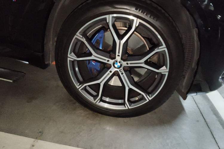 Used BMW X5 2022 xDrive40i Luxury Edition M Sport Package Right Front Wheel Hub