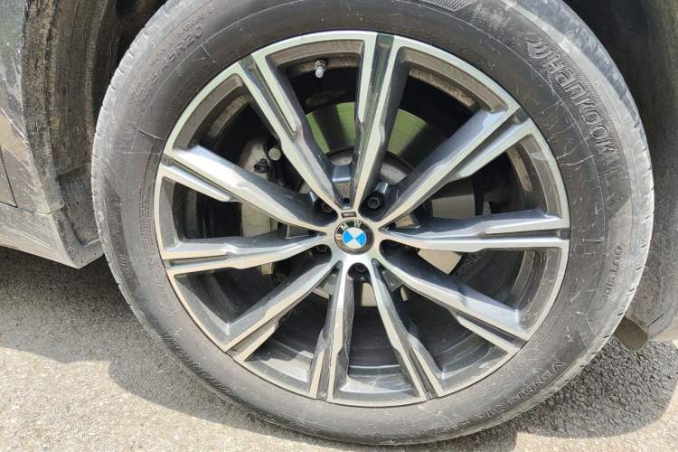Used BMW X5 2022 Restyled xDrive 30Li Luxury Version M Sport Package Right Front Wheel Hub