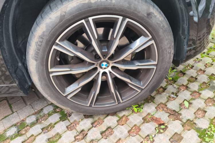 Used BMW X5 2022 Restyled xDrive 30Li Luxury Version M Sport Package Right Front Wheel Hub