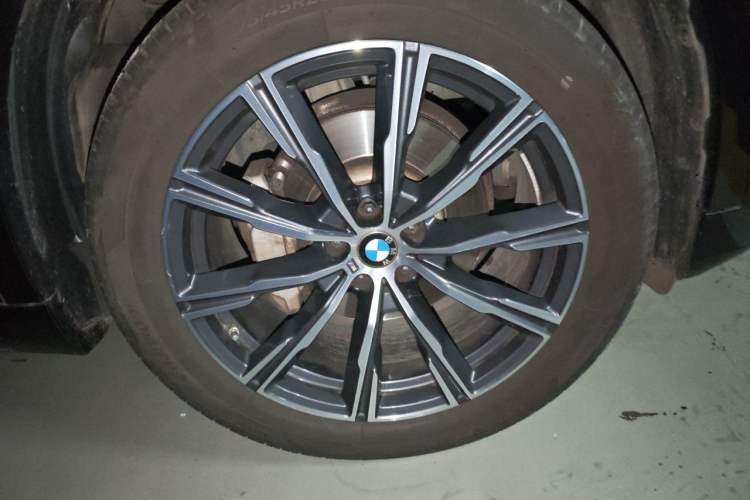 Used BMW X5 2022 Restyled xDrive 30Li Luxury Version M Sport Package Right Front Wheel Hub