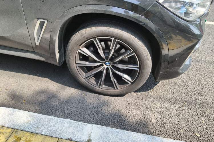 Used BMW X5 2022 xDrive 30Li Luxury M Sport Package Right Front Wheel Hub