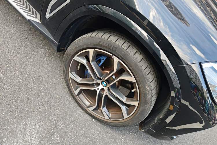 Used BMW X5 2022 Restyled xDrive 40Li Luxury Edition M Sport Package Right Front Wheel Hub