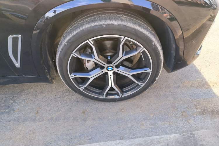 Used BMW X5 2022 Restyled xDrive 40Li M Sport Package Right Front Wheel Hub