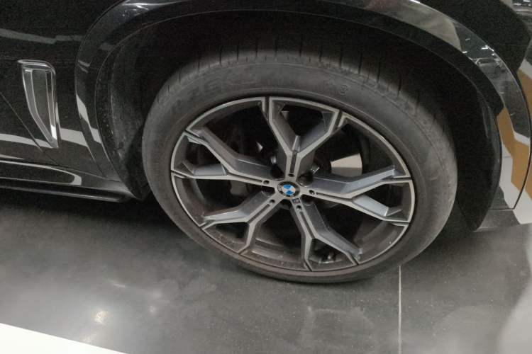 Used BMW X5 2022 Restyled xDrive 40Li M Sport Package Right Front Wheel Hub