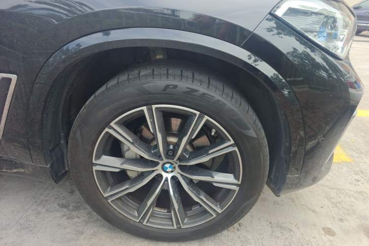 Used BMW X5 2022 Restyled xDrive 30Li Luxury Version M Sport Package Right Front Wheel Hub