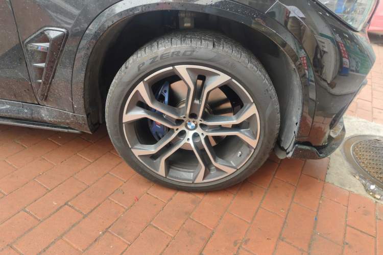 Used BMW X5 2022 Restyled xDrive 40Li Luxury Edition M Sport Package Right Front Wheel Hub