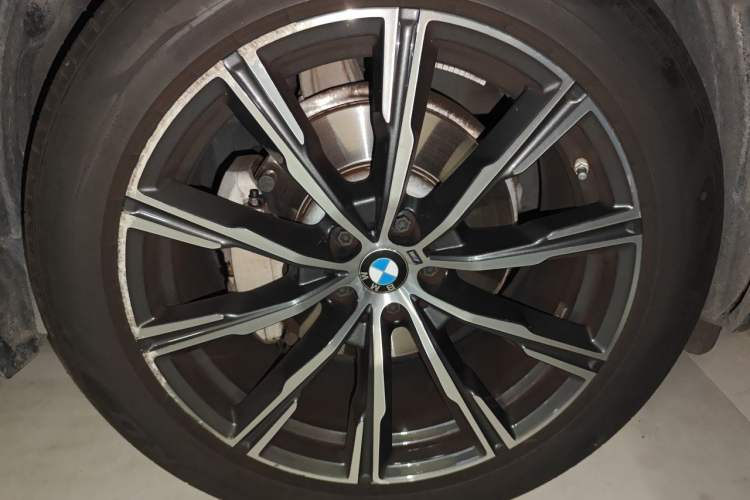 Used BMW X5 2022 Restyled xDrive 30Li Luxury Version M Sport Package Right Front Wheel Hub