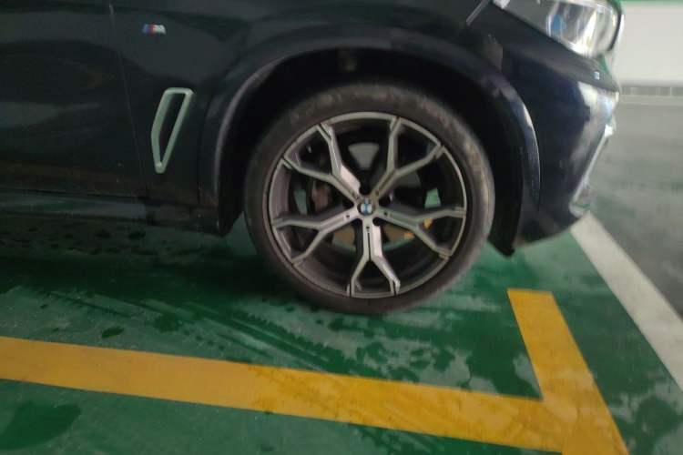 Used BMW X5 2022 xDrive 40Li M Sport Package Right Front Wheel Hub