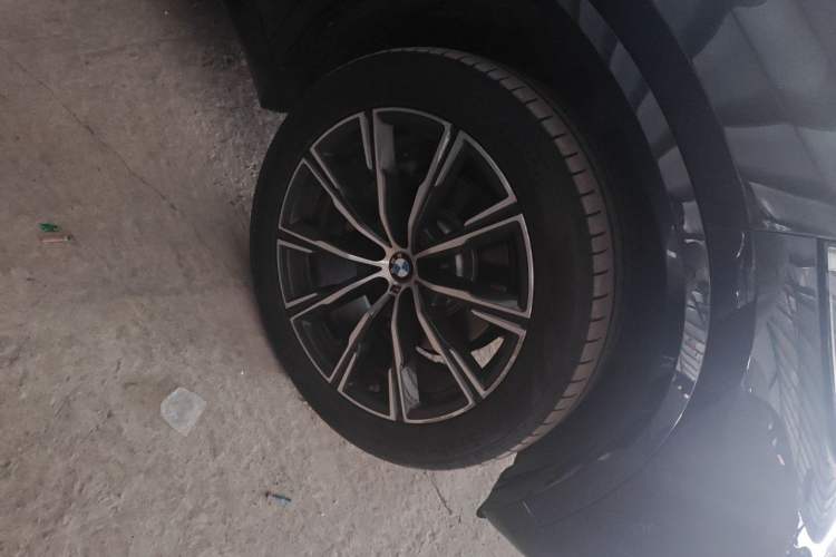 Used BMW X5 2022 Restyled xDrive 30Li Luxury Version M Sport Package Right Front Wheel Hub