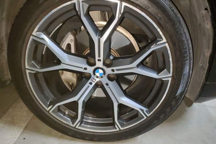 Used BMW X5 2022 Restyled xDrive 40Li Luxury Edition M Sport Package Right Front Wheel Hub