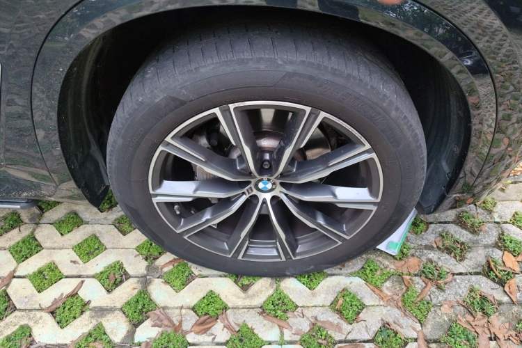 Used BMW X5 2022 Restyled xDrive 30Li Luxury Version M Sport Package Right Front Wheel Hub