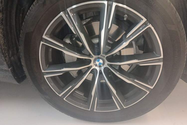 Used BMW X5 2022 Restyled xDrive 30Li Luxury Version M Sport Package Right Front Wheel Hub
