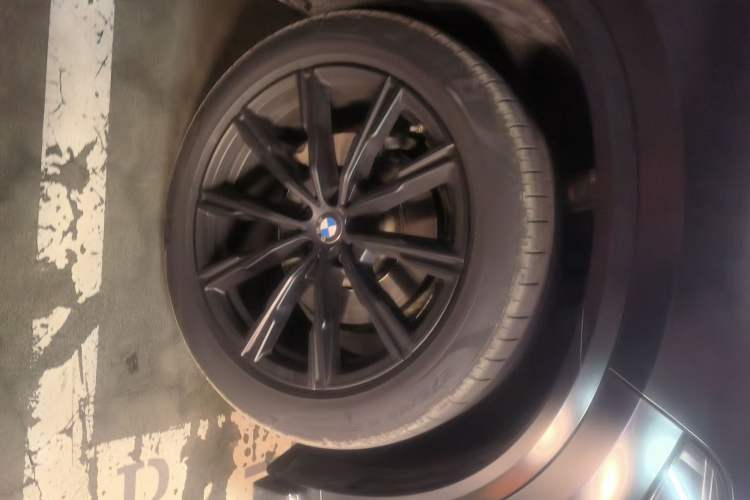 Used BMW X5 2022 Restyled xDrive 30Li Luxury Version M Sport Package Right Front Wheel Hub