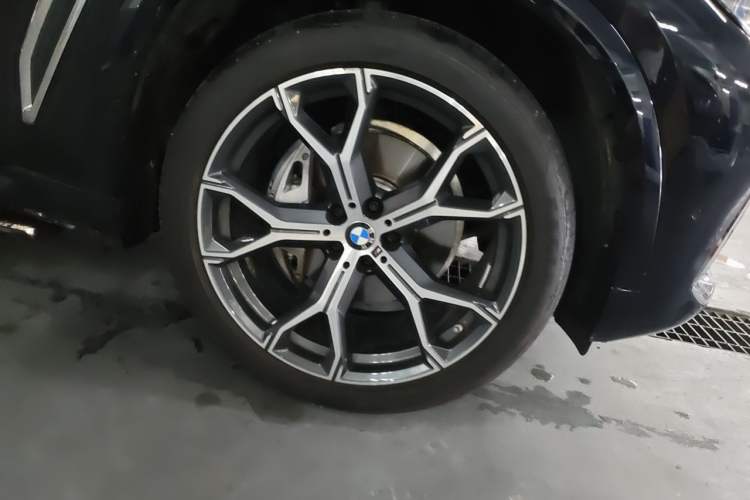 Used BMW X5 2022 xDrive 40Li M Sport Package Right Front Wheel Hub