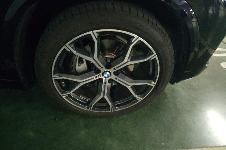Used BMW X5 2022 xDrive 40Li M Sport Package Right Front Wheel Hub