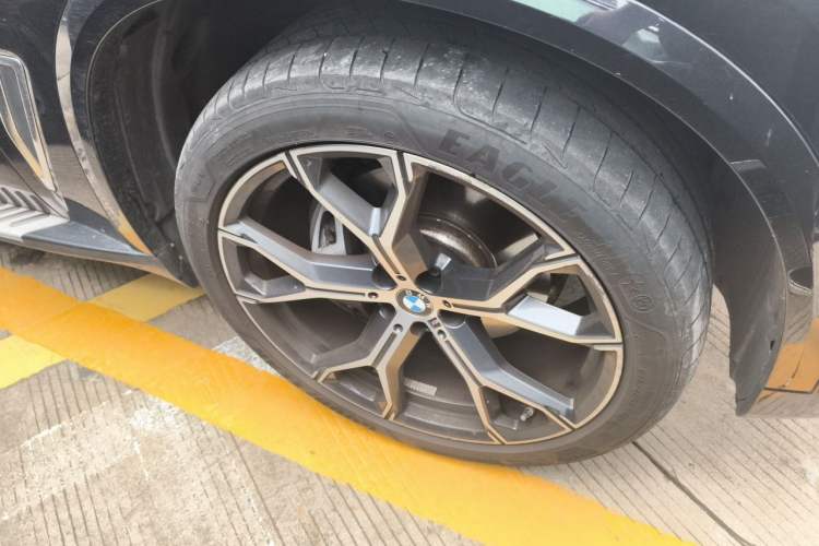 Used BMW X5 2022 xDrive 40Li M Sport Package Right Front Wheel Hub