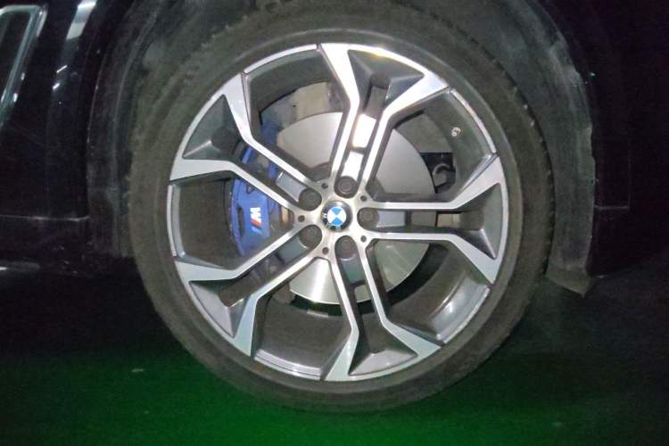 Used BMW X5 2022 Restyled xDrive 40Li Luxury Edition M Sport Package Right Front Wheel Hub