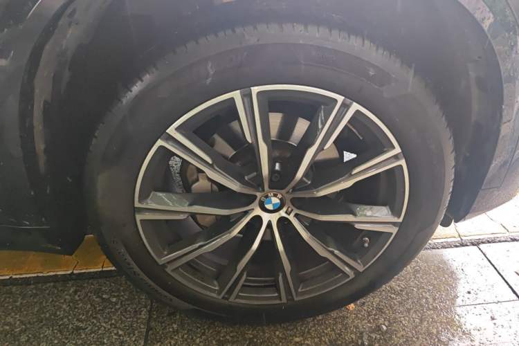 Used BMW X5 2022 xDrive 30Li M Sport Package Right Front Wheel Hub