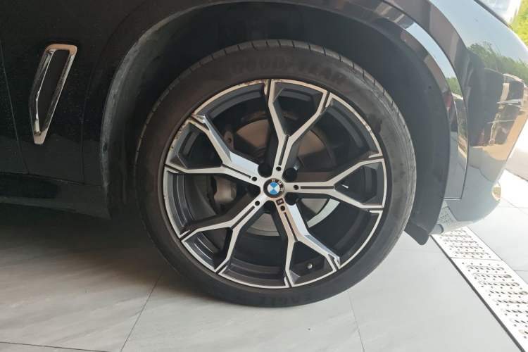 Used BMW X5 2022 Restyled xDrive 40Li M Sport Package Right Front Wheel Hub