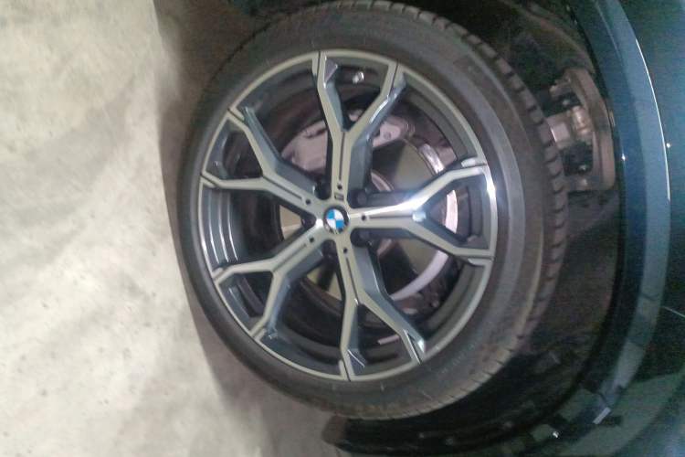 Used BMW X5 2022 Restyled xDrive 40Li M Sport Package Right Front Wheel Hub