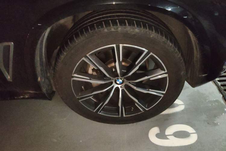 Used BMW X5 2022 Restyled xDrive 30Li Luxury Version M Sport Package Right Front Wheel Hub