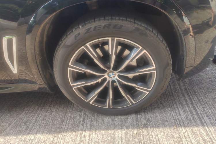 Used BMW X5 2022 xDrive 30Li M Sport Package Right Front Wheel Hub