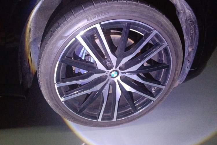 Used BMW X5 2022 Restyled xDrive 40Li Luxury Edition M Sport Package Right Front Wheel Hub