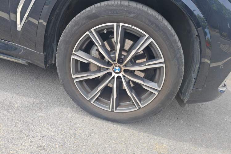 Used BMW X5 2022 Restyled xDrive 30Li Luxury Version M Sport Package Right Front Wheel Hub
