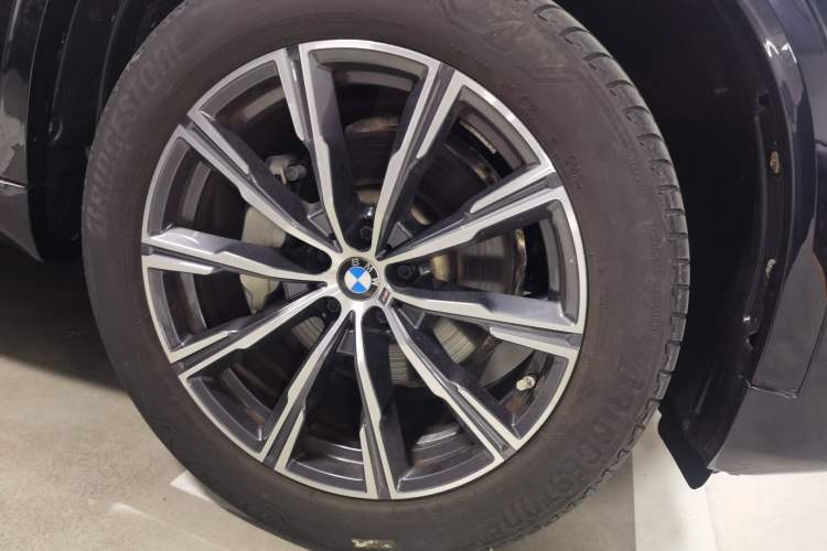 Used BMW X5 2022 xDrive 30Li M Sport Package Right Front Wheel Hub