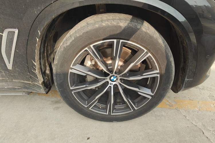 Used BMW X5 2022 xDrive 30Li M Sport Package Right Front Wheel Hub