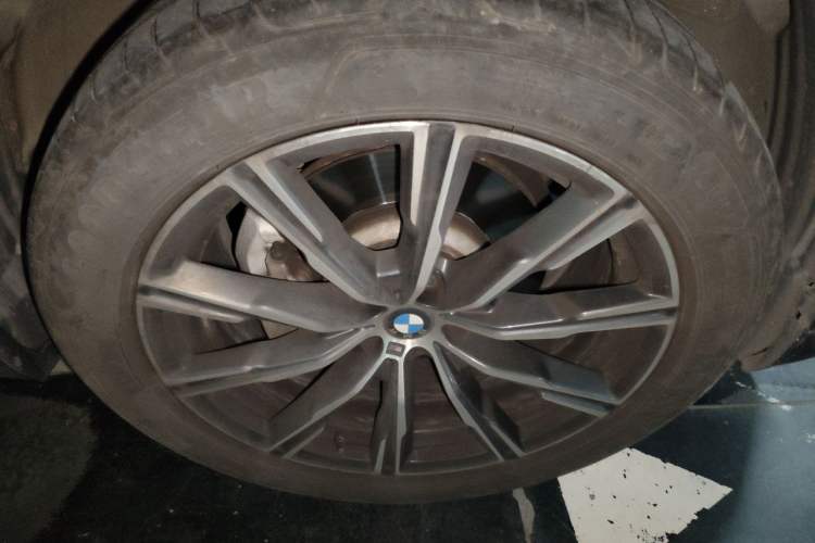 Used BMW X5 2022 Restyled xDrive 30Li Luxury Version M Sport Package Right Front Wheel Hub
