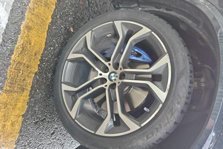 Used BMW X5 2022 Restyled xDrive 40Li Luxury Edition M Sport Package Right Front Wheel Hub