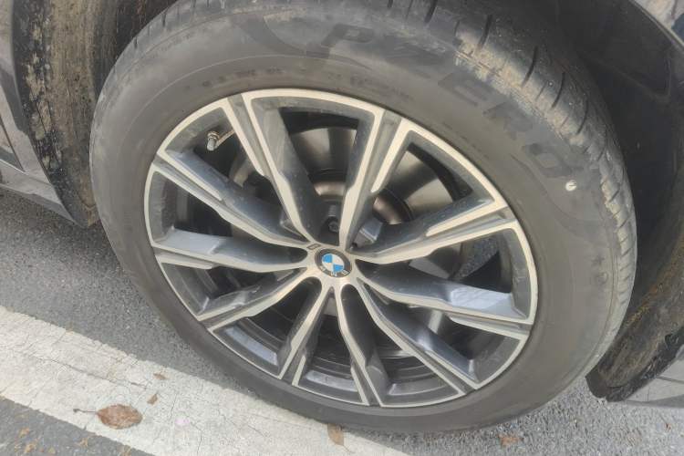 Used BMW X5 2022 Restyled xDrive 30Li Luxury Version M Sport Package Right Front Wheel Hub